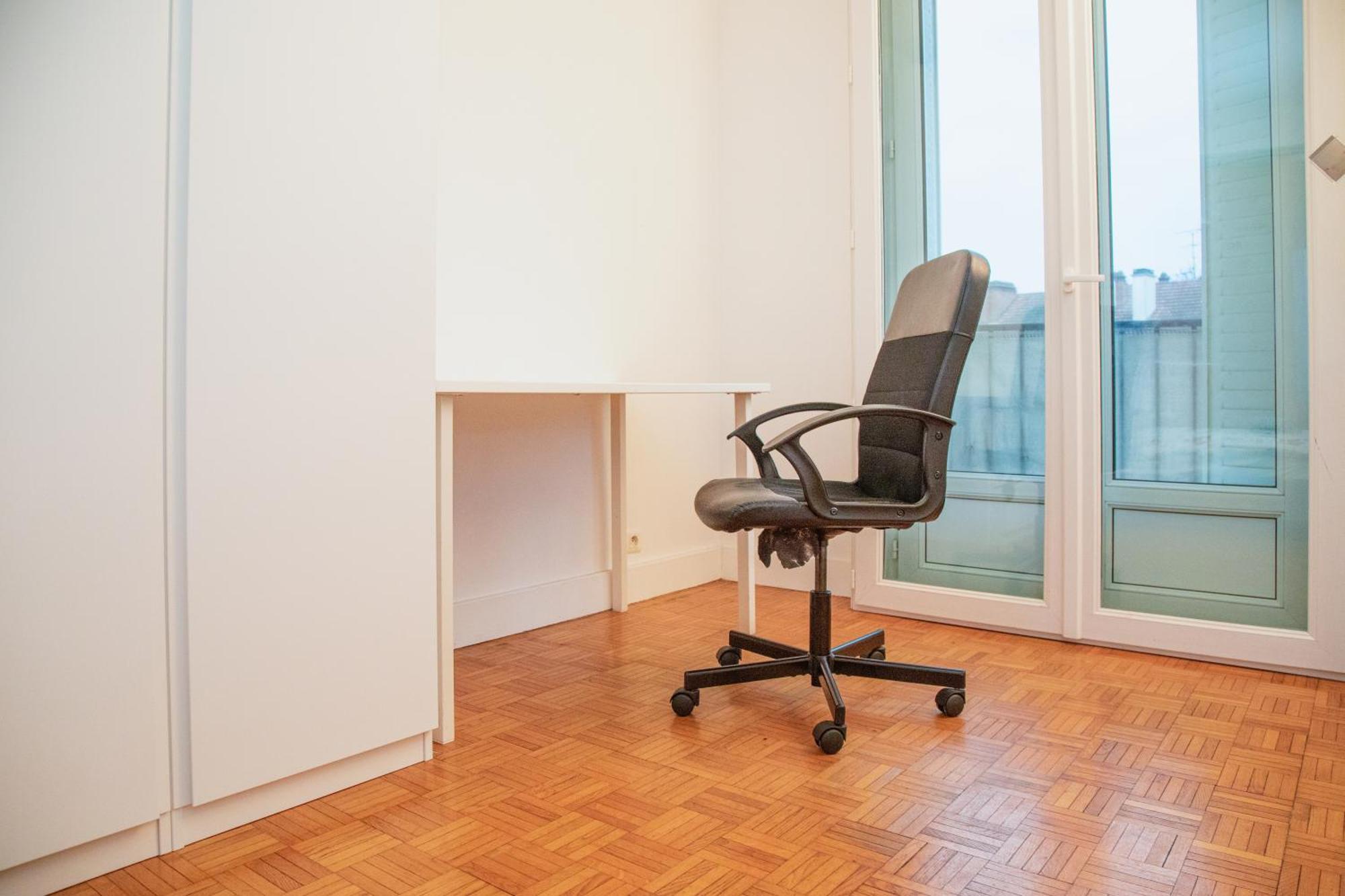 2 Bedrooms 60m2 Near Rer A Apartment